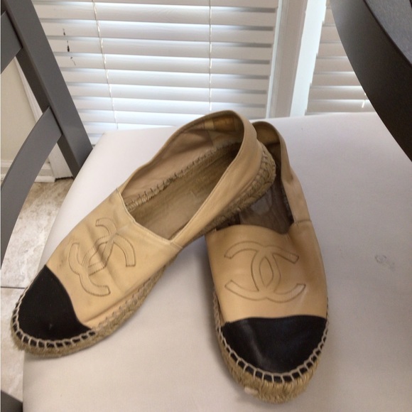 - Chanel Black And Tan Flats Size 9 - Picture 2 of 12